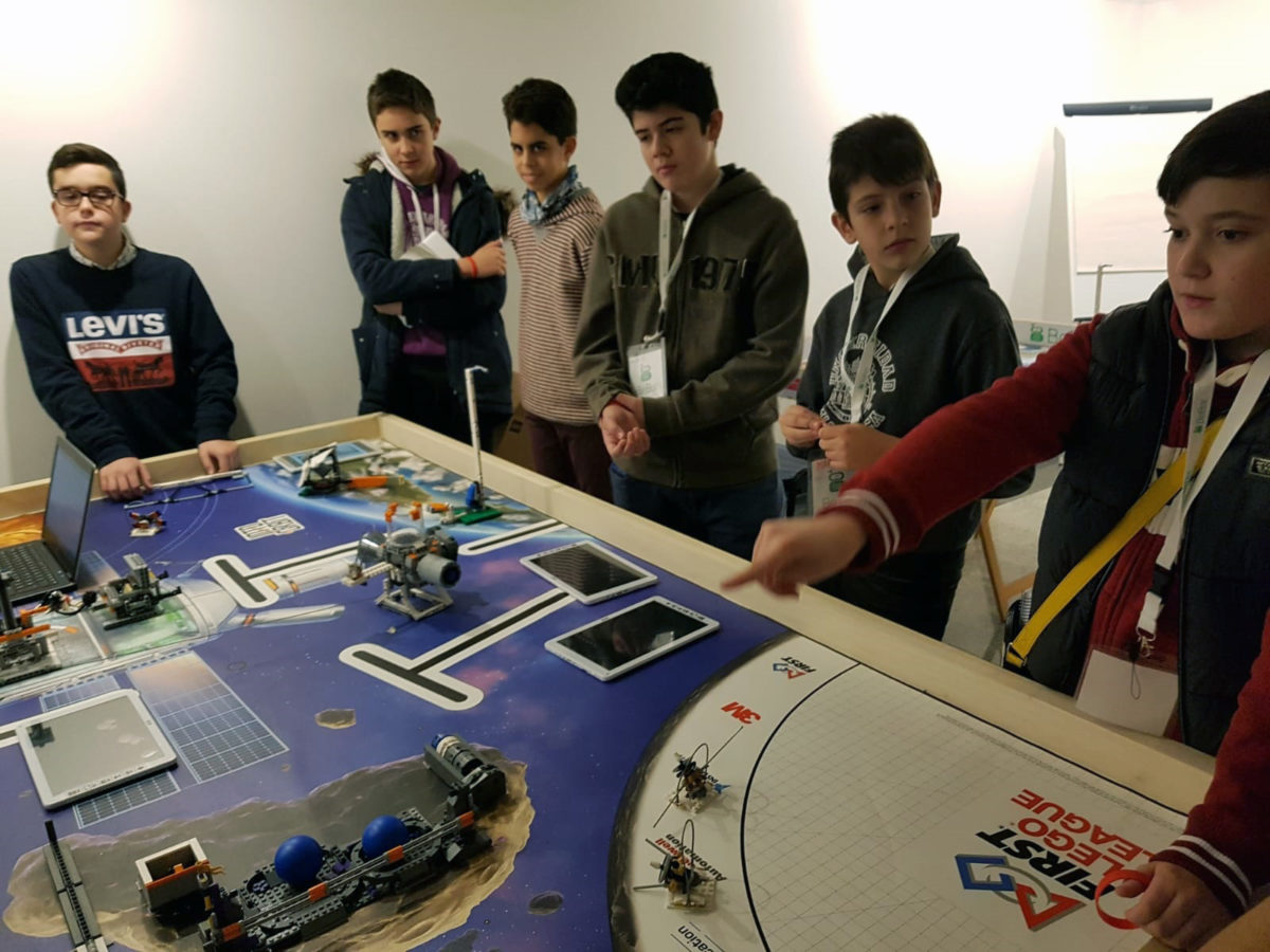 Jóvenes participantes en Bebot Miranda preparando el reto Into Orbit