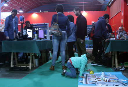 Adultos y pequeños disfrutaron de la zona expositiva en la Feria Bebot de la Ciencia