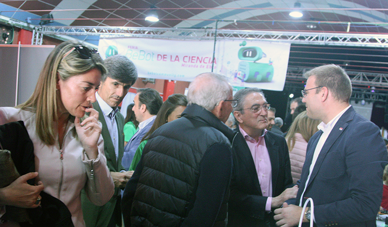 En la imagen, responsables de Aciturri, Fundación Caja de Burgos y Galletas Coral saludan a los participantes en la Feria Bebot de la Ciencia